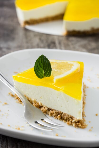 Tranche de tarte au citron sur fond de bois