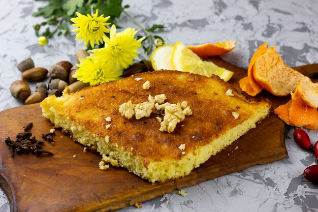 Photo une tranche de tarte au citron avec une place pour l'inscription. nourriture d'hiver, gâteaux faits maison. tarte au fromage cottage aux fruits d'hiver