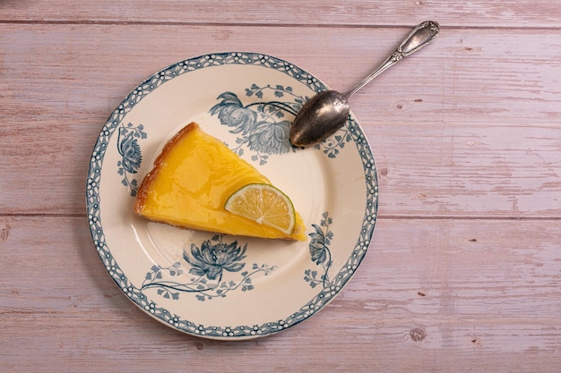 Tranche de tarte au citron sur une vieille assiette