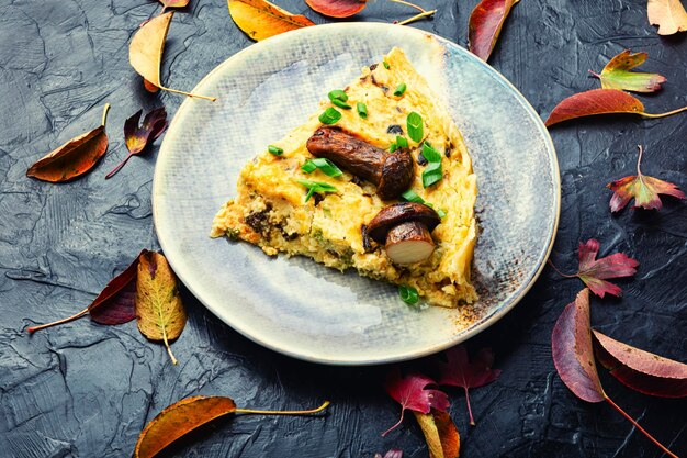 Tranche de tarte d'automne aux champignons des bois. Morceau de tarte aux champignons