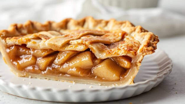 Une tranche de tarte aux pommes au caramel sur fond blanc