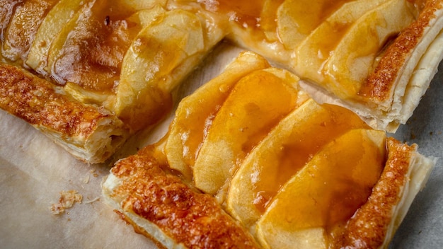 Tranche de tarte aux pommes maison avec marmelade dans un style photo d'ambiance sombre