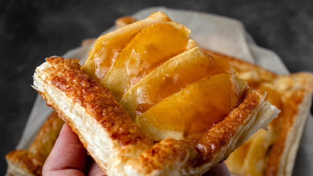 Tranche de tarte aux pommes maison avec marmelade dans un style photo d'ambiance sombre