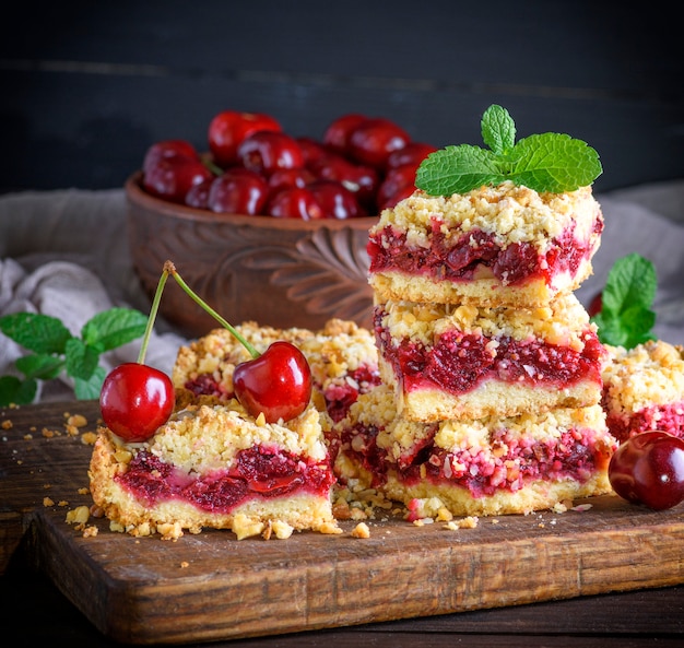 Tranche de tarte crumble aux cerises