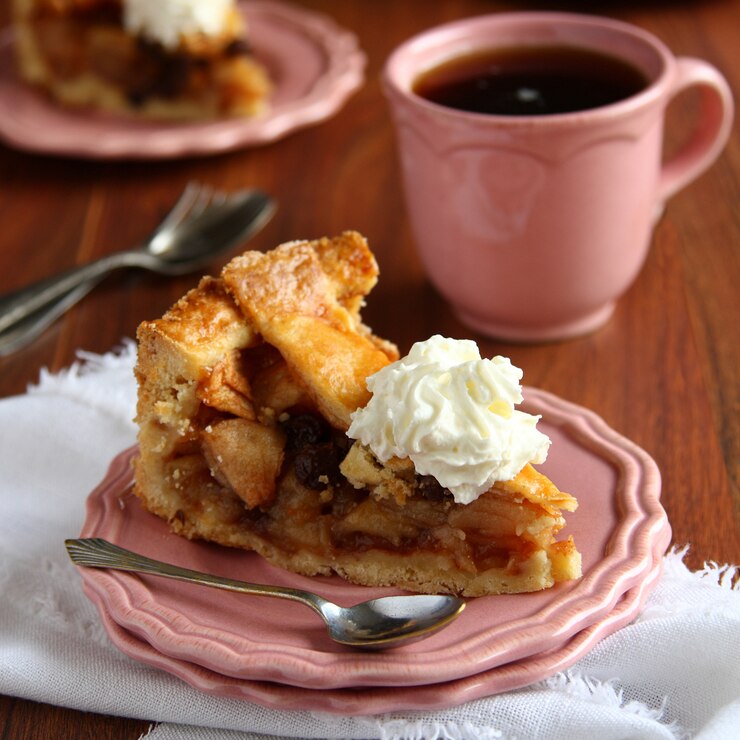 Photo tranche de tarte maison aux pommes et à la crème fouettée