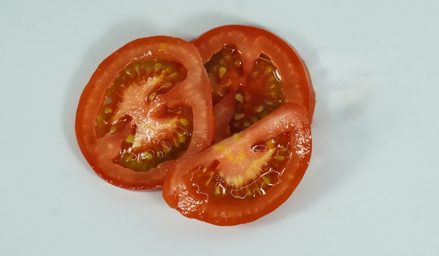 Tranche de tomate close up isolé