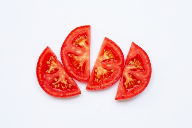 Tranche de tomate isolé sur blanc