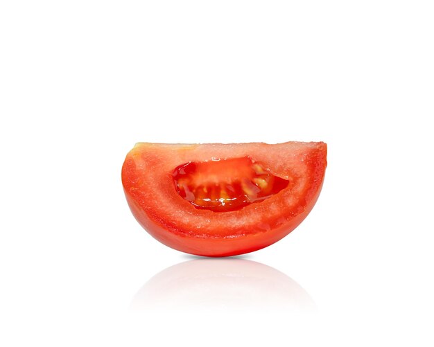 tranche de tomate isolée sur fond blanc