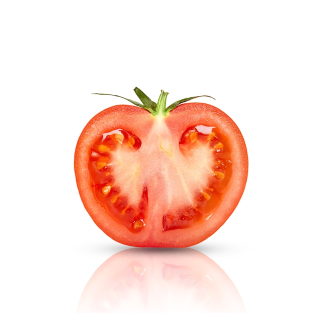 Tranche de tomate isolée sur une surface blanche.