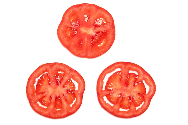 Tranche de tomate mûre rouge isolé vue de dessus, concept de fruits et légumes