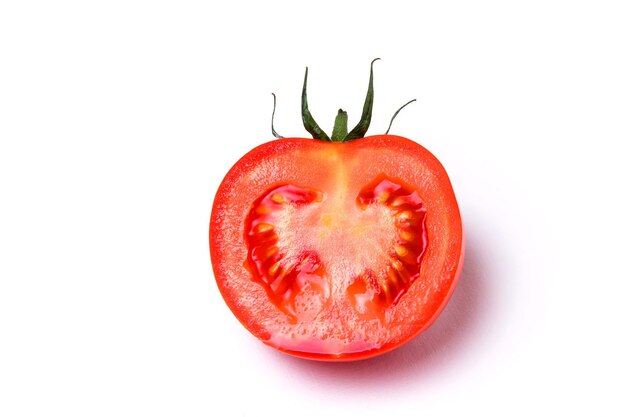 Tranche de tomate rouge mûre sur fond d'isolat blanc. Copier l'espace