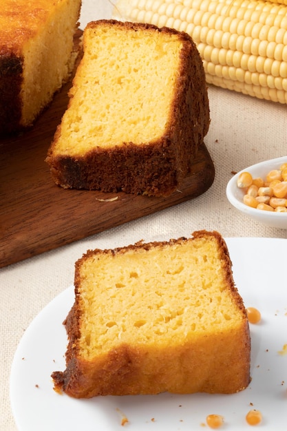 Tranche typique de gâteau brésilien à base de maïs (bolo de milho).