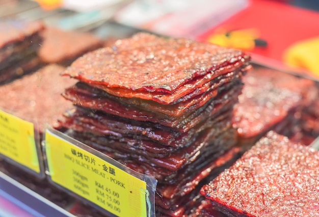 Tranche de viande de porc barbecue dans la cuisine de rue Jalan Alor à Kuala Lumpur