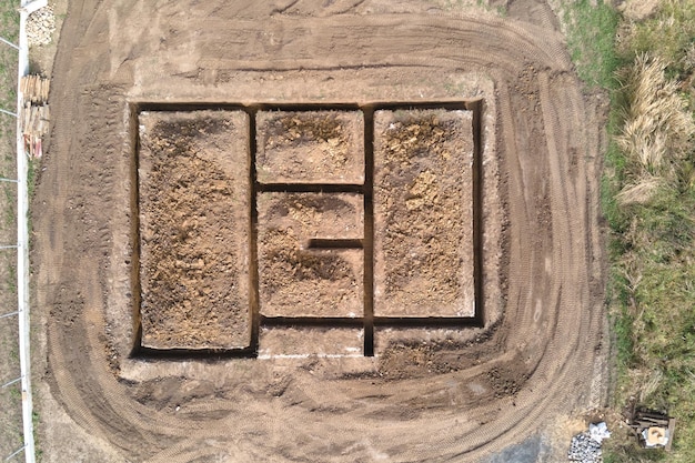 Tranchée creusée pour les travaux de construction de la fondation en béton de la nouvelle maison sur le chantier de construction