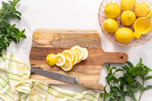 Trancher le citron biologique sur une planche à découper en bois.