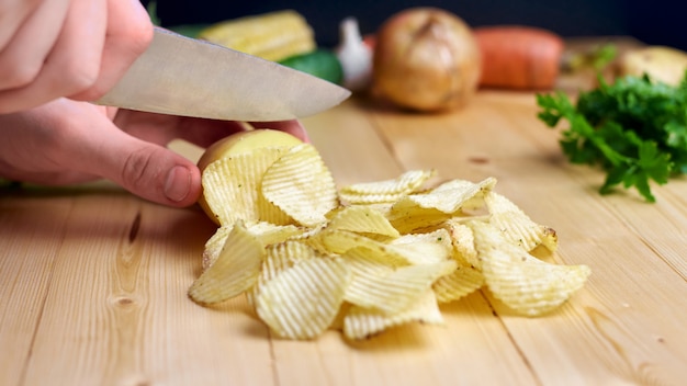 Trancher les pommes de terre en chips