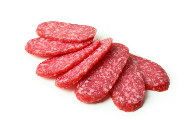 Trancher le salami de saucisse isolé sur fond blanc