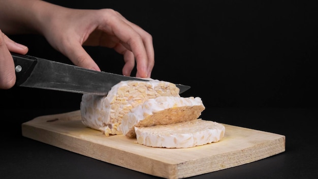 Trancher le tempeh sur une planche à découper