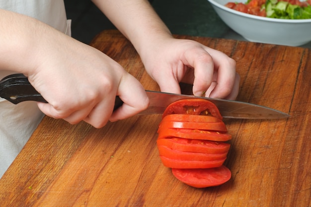 Photo trancher la tomate