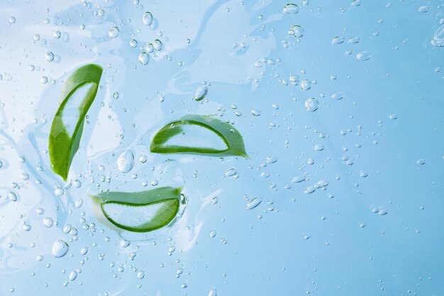 Tranches d'aloe vera dans le gel cosmétique avec des bulles à l'intérieurContexte cosmétique