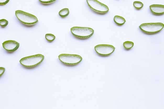 Tranches d&#39;aloe vera sur fond blanc.