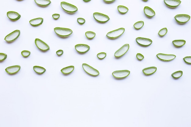 Tranches d&#39;aloe vera sur fond blanc.