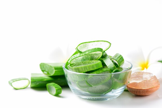 Tranches d'Aloe Vera fraîches dans un bol en verre