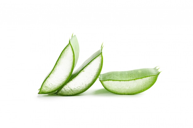 Tranches d'aloe vera isolés sur blanc. Phytothérapie