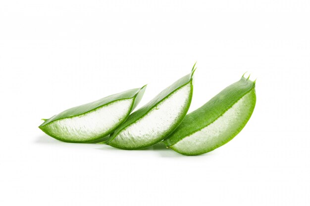 Tranches d'aloe vera isolés sur blanc. Phytothérapie