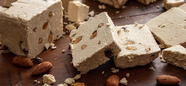 Des tranches d'amandes Halva sur un fond de table en bois