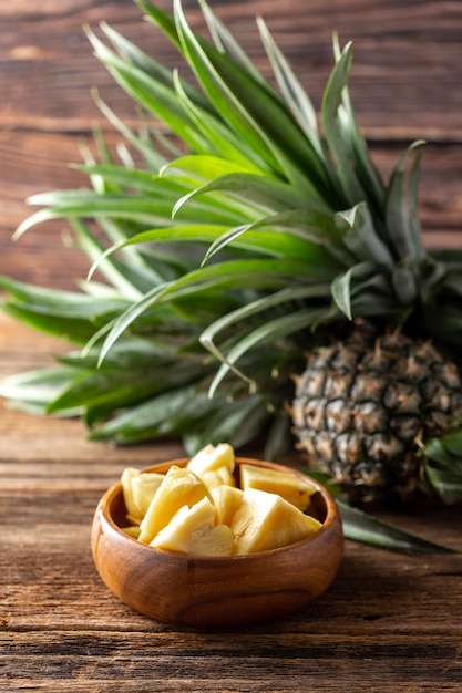 Tranches d'ananas sur fond de bois