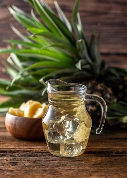 Tranches d'ananas sur fond de bois