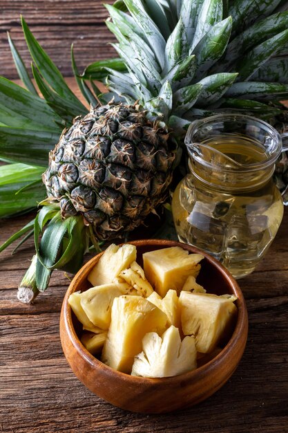 Tranches d'ananas sur fond de bois