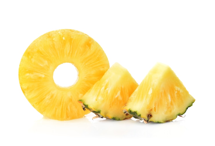 Photo tranches d&#39;ananas frais, formes de beignets, ananas en conserve