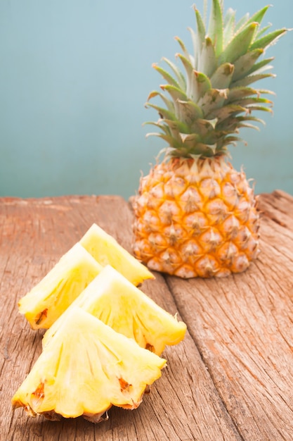 Tranches d&#39;ananas frais sur la table en bois