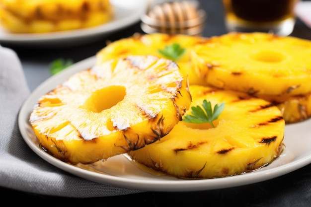 Tranches d'ananas grillées avec glaçage au miel