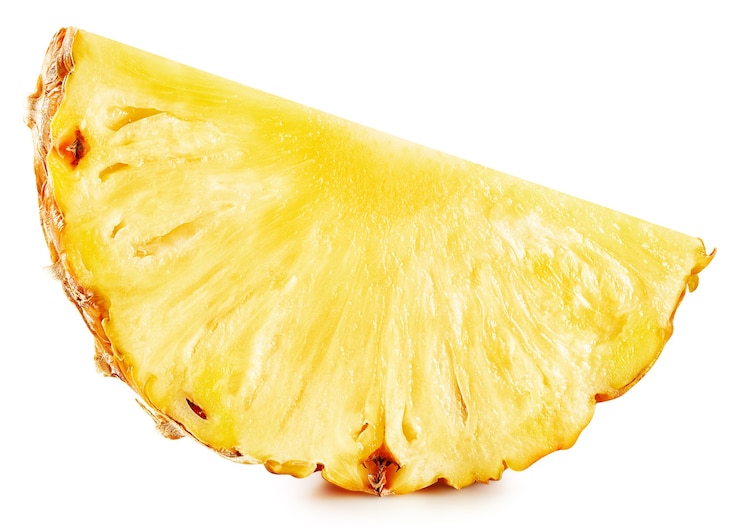 Photo tranches d'ananas isolés sur fond blanc. ananas mûr.