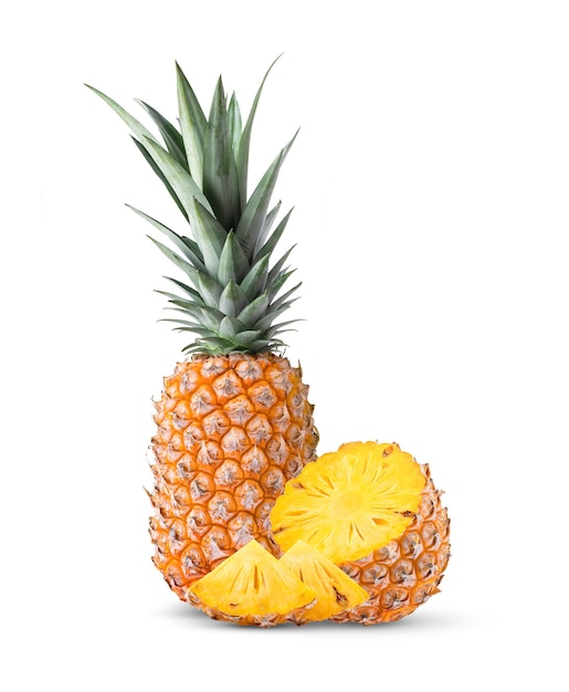 Tranches d'ananas isolés sur fond blanc