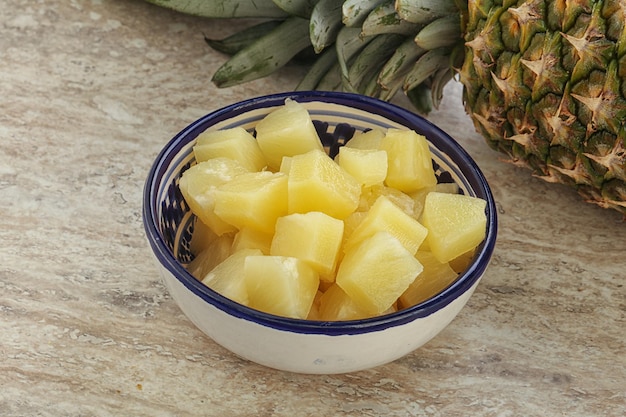 Tranches d'ananas marinées dans le bol