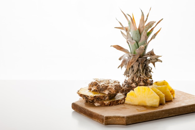 Tranches d'ananas tranchées sur un plateau de cuisine