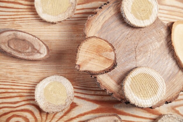 Tranches d'un arbre sur fond de bois