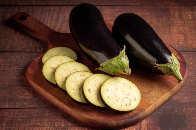 Tranches d'aubergine sur la planche à découper sur la table