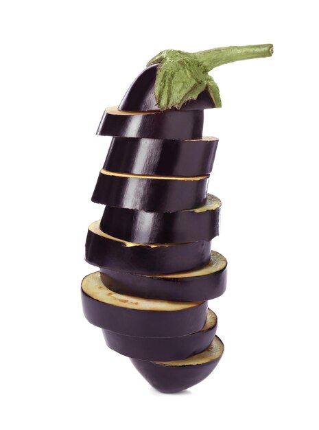 Tranches d'aubergines mûres sur fond blanc