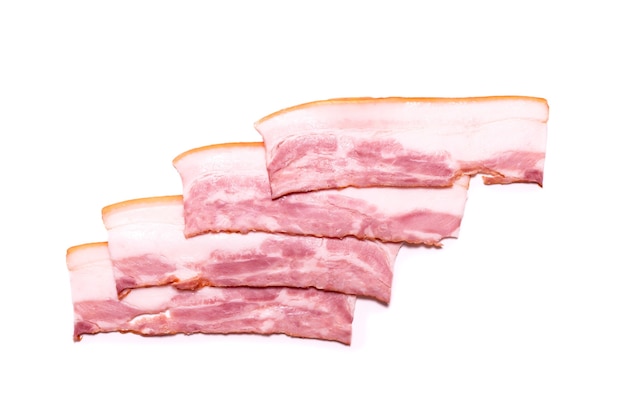 Tranches de bacon cru isolées sur une surface blanche. Vue de dessus.