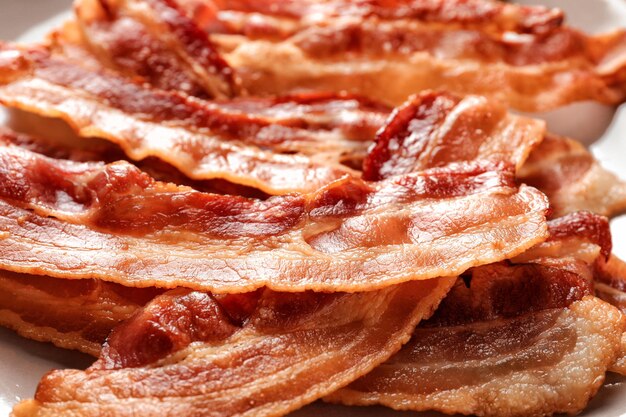 Tranches de bacon cuit sur la plaque libre