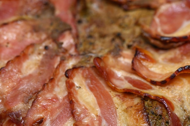 Des tranches de bacon parfaitement cuites sur une croûte brun doré prêtes pour le petit déjeuner.