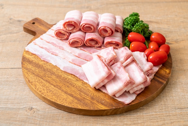 tranches de bacon de porc cru