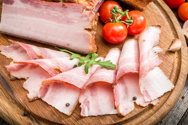 Tranches de bacon sur la surface en bois