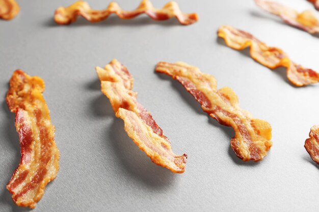 Tranches de bacon sur table