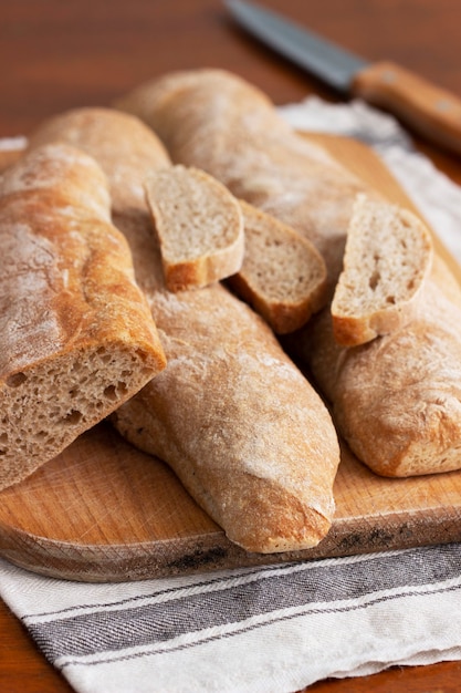 Tranches de baguette et de baguette sur une table en bois. Mise au point sélective.